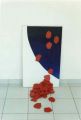Pente neigeuse avec des formes rouges.D'autres flottent dans l'air. (Installation) - 1994/1995