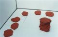 Formes rouges sur dalles blanches. (Installation). - 1994/1995